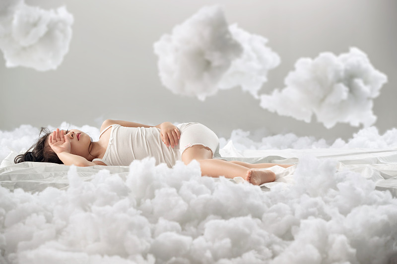 可爱的小女孩躺在云朵上图片下载