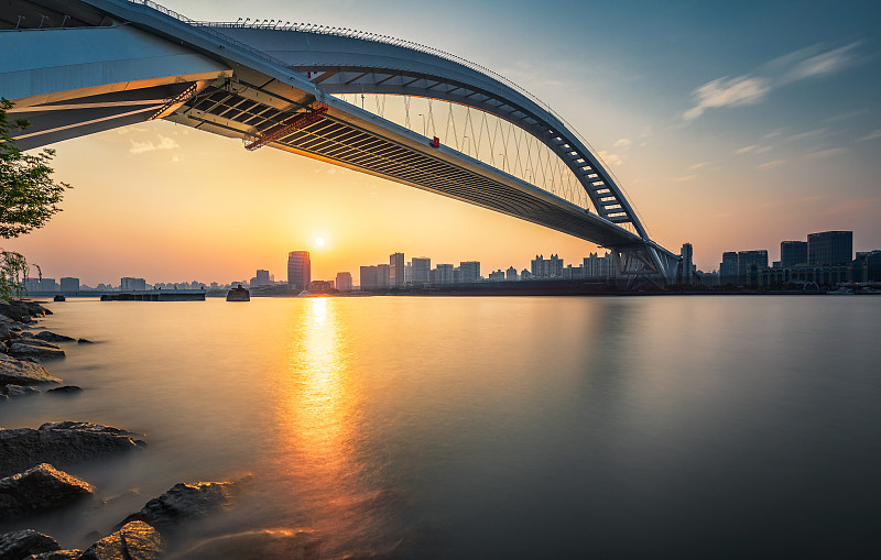 上海市黄浦区卢浦大桥夜日落风光图片下载