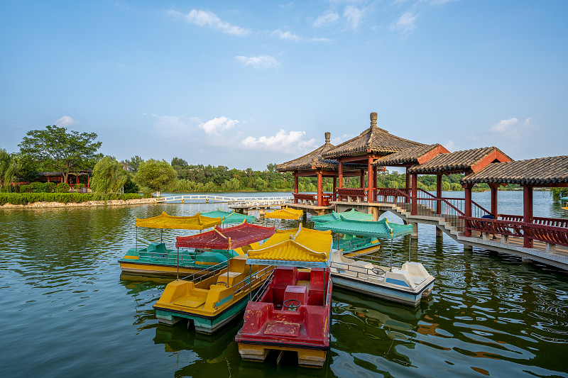 中国河南开封铁塔公园内的游船图片素材