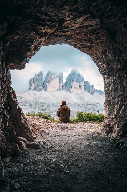 意大利科尔蒂纳丹佩佐，一个男人看着山景的后视镜图片素材