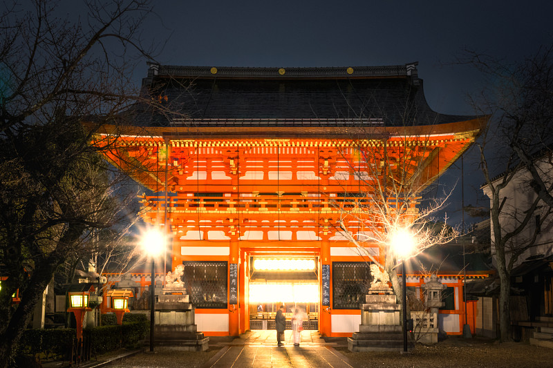 日本京都八坂神社夜景雨中恋人图片下载