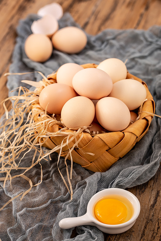 满满一盘新鲜鸡蛋放在木板背景上图片素材