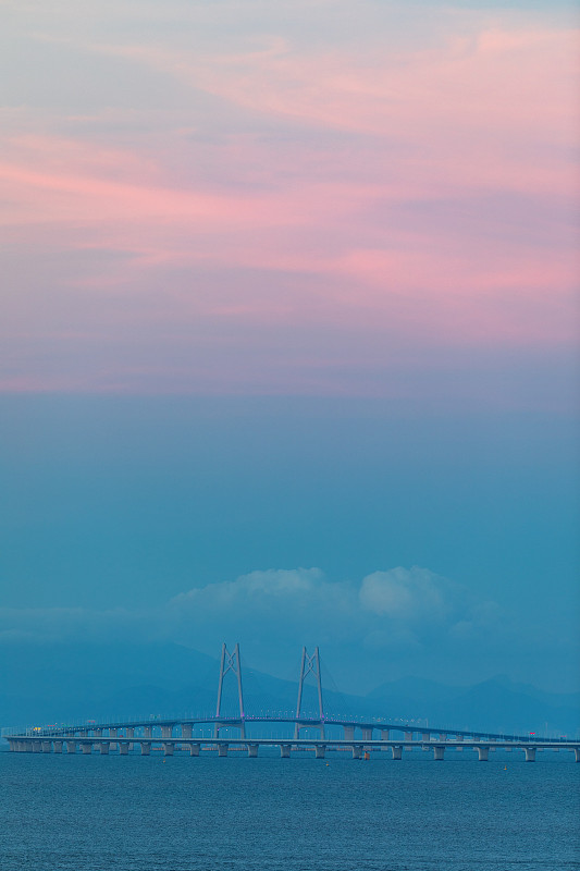 横跨珠江口海域伶仃洋上的港珠澳大桥图片素材