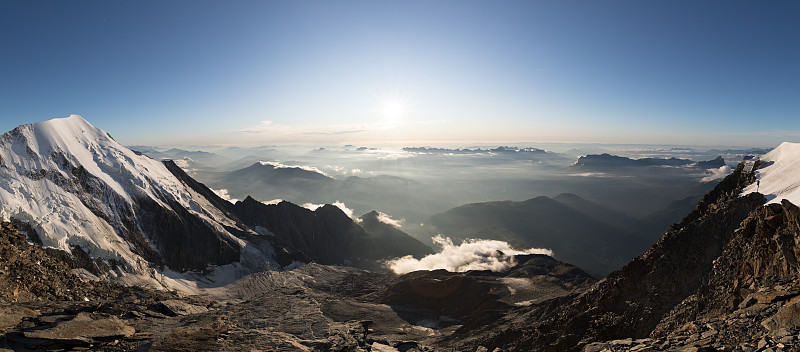 白雪皑皑的山峰映衬着晴空，Les Houches，法国图片素材