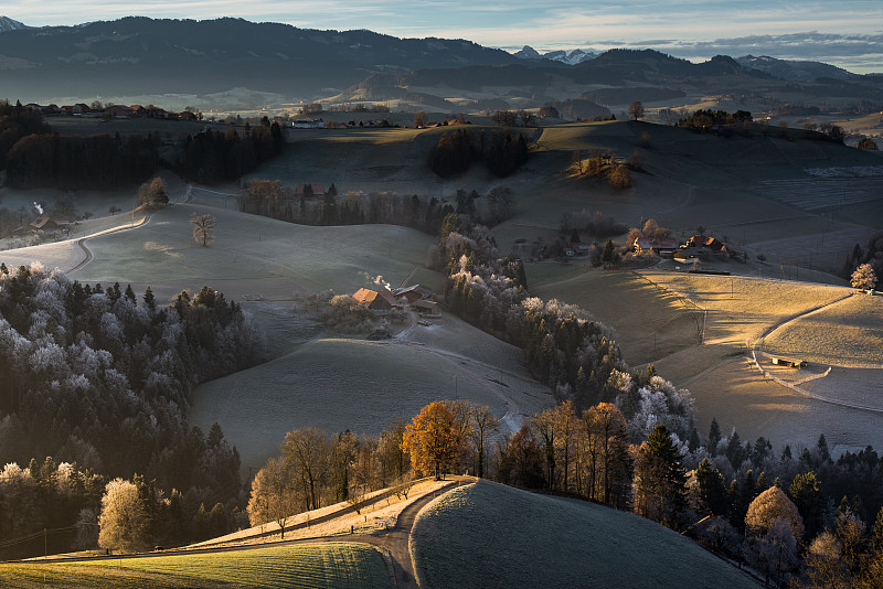 高角度的道路景观对天空，尼茨，瑞士图片素材