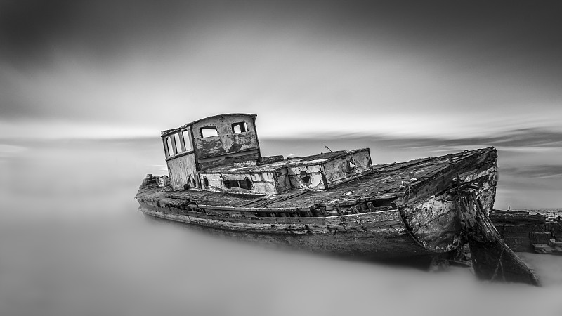 风景风景的废弃船在海上对天空，肖特利门，英国图片素材