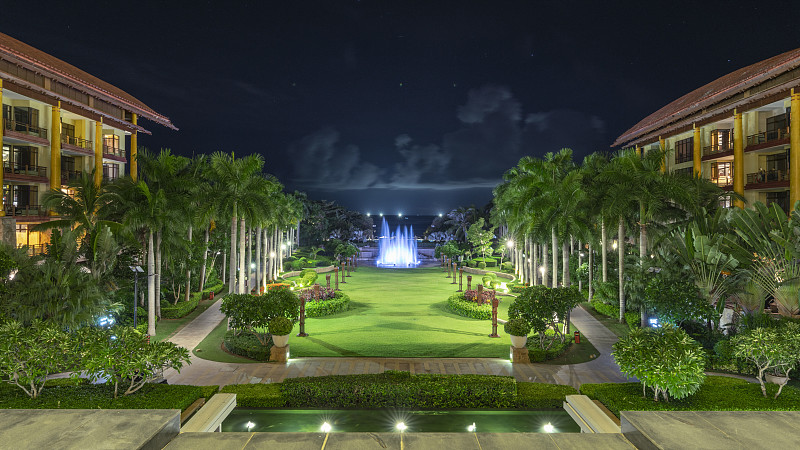 三亚亚龙湾瑞吉酒店草坪喷泉夜景图片下载