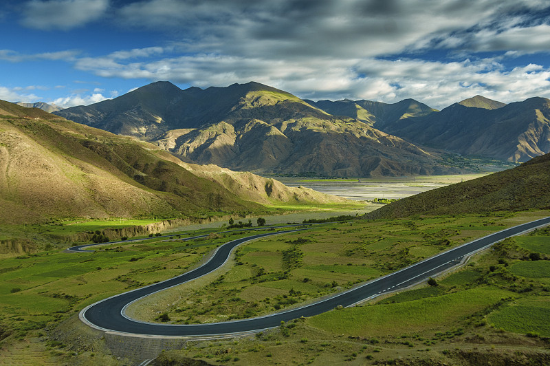 中国西藏山南，岗巴拉山口一段盘山公路图片下载