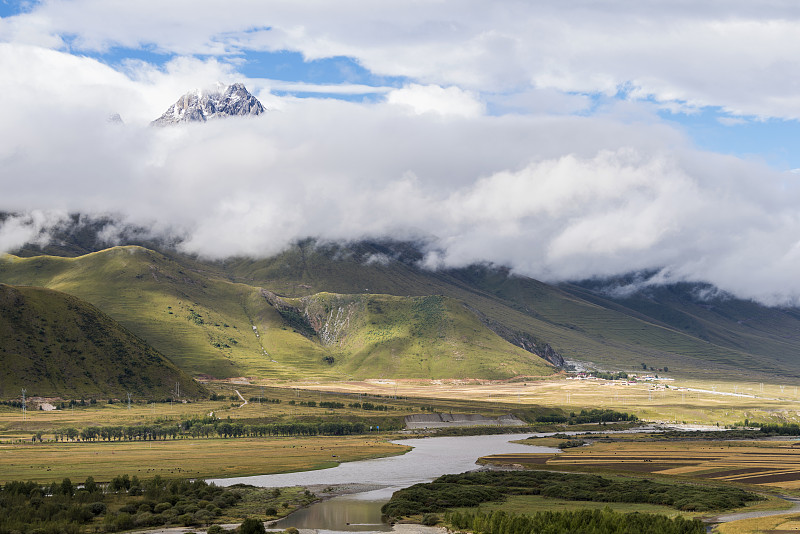 秋季川西高原甘孜藏族自治州田园风光图片下载
