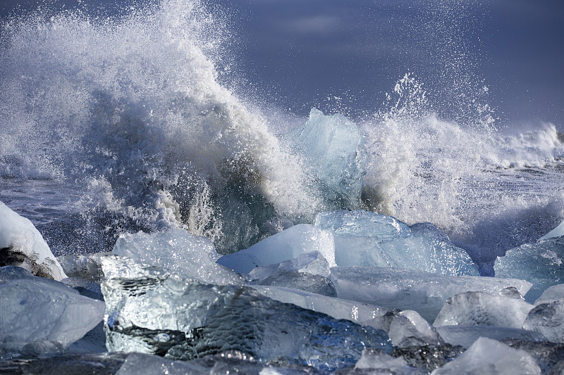 钻石--冰岛杰古龙冰湖的冰被风浪推到黑沙滩，像晶钻石图片素材