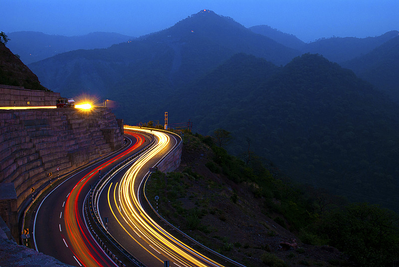 在印度喜马偕尔邦的黄昏，高角度的光线轨迹图片素材