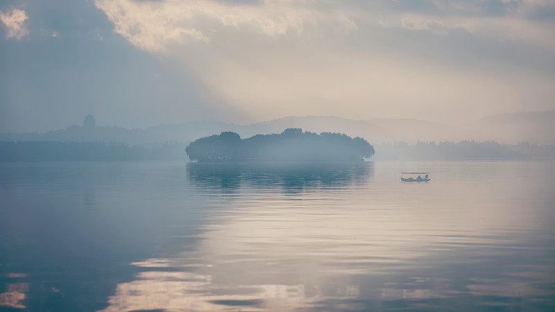晨光中的西湖湖心亭图片下载