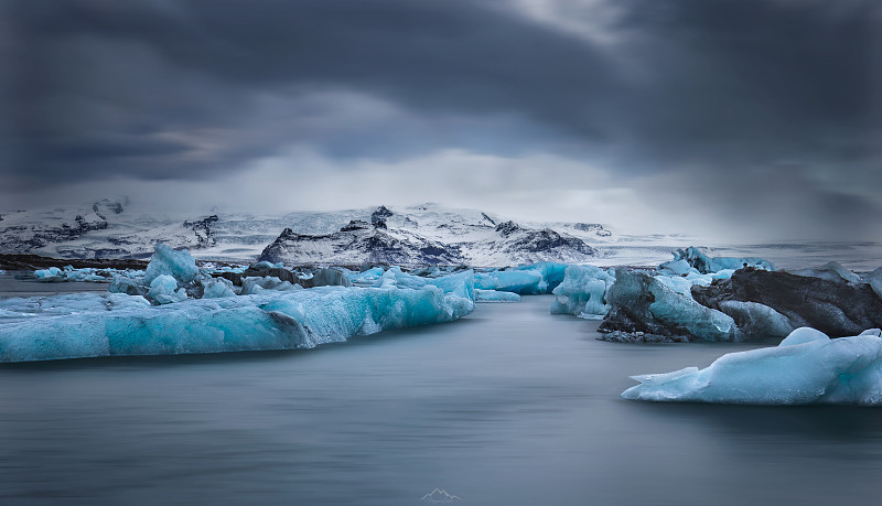 冰岛，海面上的冰山对着天空的风景图片下载