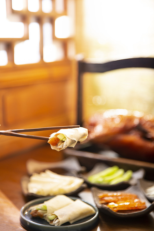 中华美食北京烤鸭和配菜静物图片素材