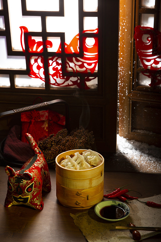 春节中华美食蒸饺和布老虎静物图片下载