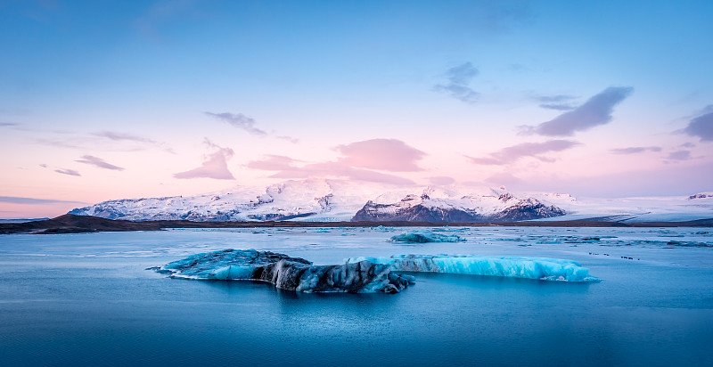 冰岛，日落时冰冻的湖面图片下载