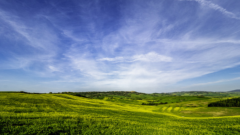 意大利天空映衬下的农田风景图片素材