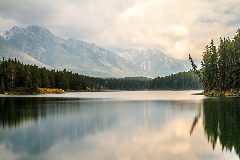 风景如画的湖由山对天空，阿尔伯塔，加拿大图片下载