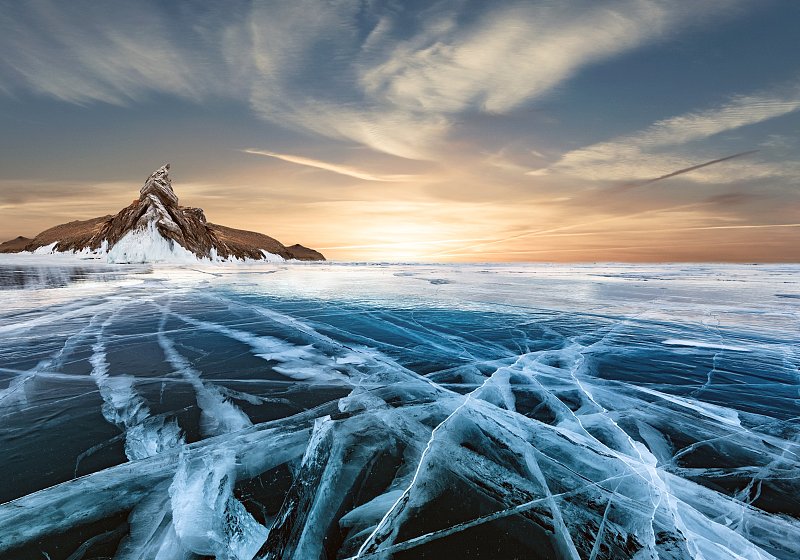 日落时，冰冻的大海对着天空的景色图片素材