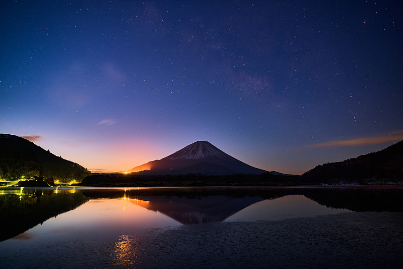 日本黎明时分富士山的风景图片素材