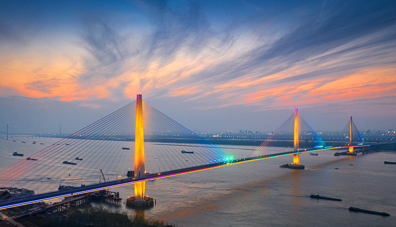 夜晚的南京长江五桥灯光璀璨，美仑美奂图片素材