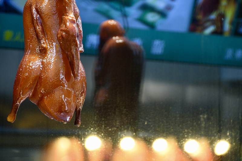 悬挂的一只北京烤鸭图片素材