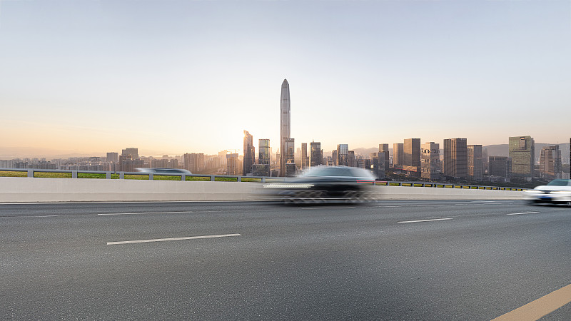 深圳福田CBD城市天际线和路面行驶的汽车图片下载