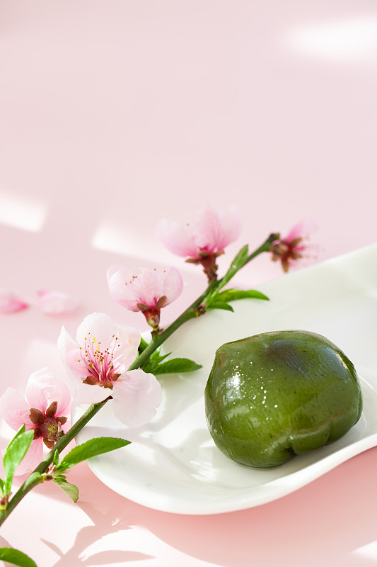春天清明节的桃花和青团图片下载