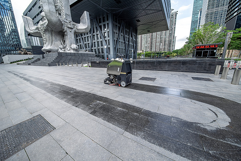 全自动户外无人驾驶智能扫地机洗地机在广场清洁地板图片下载