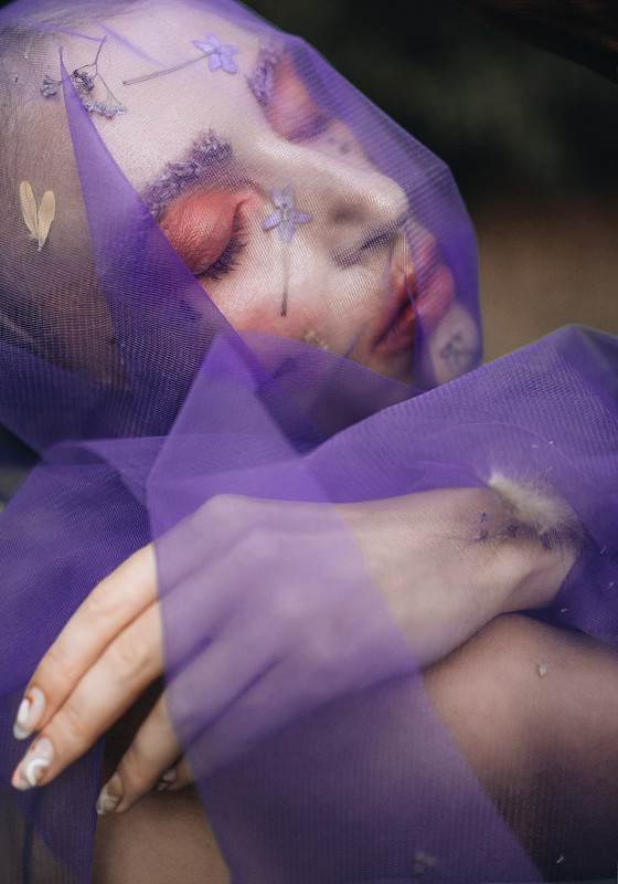 特写女子与紫色织物，泰国图片素材