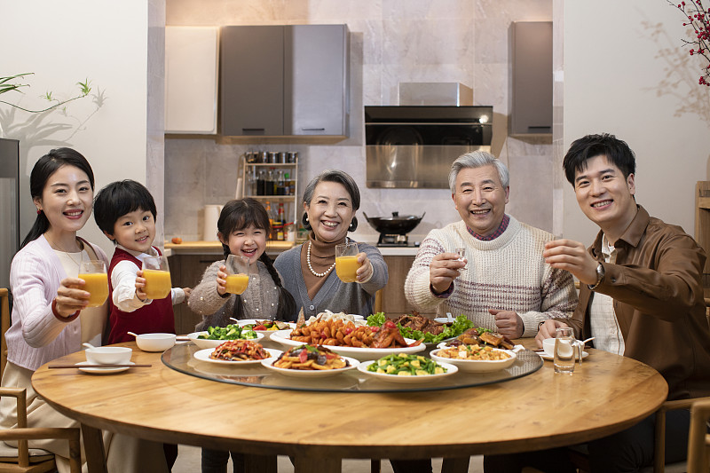 快乐家庭吃新年团圆饭图片下载