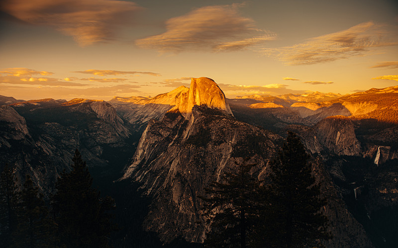 日落时的优胜美地Yosemite Half Dome图片下载