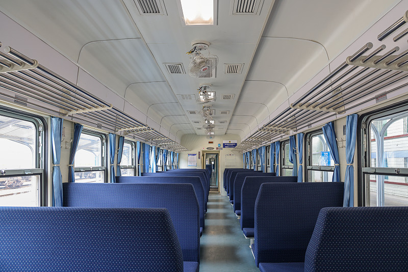 铁路客运:成渝铁路上运行的5611次列车内部图片下载