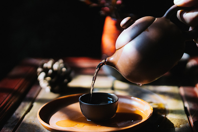 复古紫砂茶壶与茶具特写图片下载