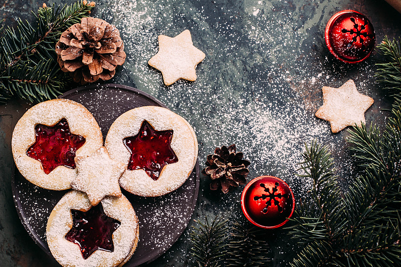 圣诞节背景-冷杉树和节日饼干装饰图片下载