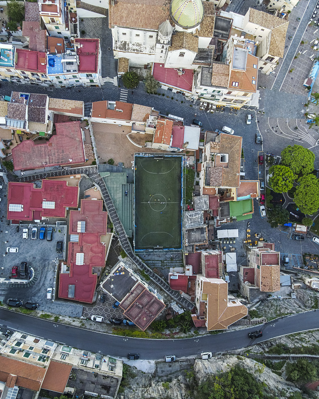 意大利坎帕尼亚萨莱诺阿马尔菲海岸西塔拉老城足球场的鸟瞰图图片下载