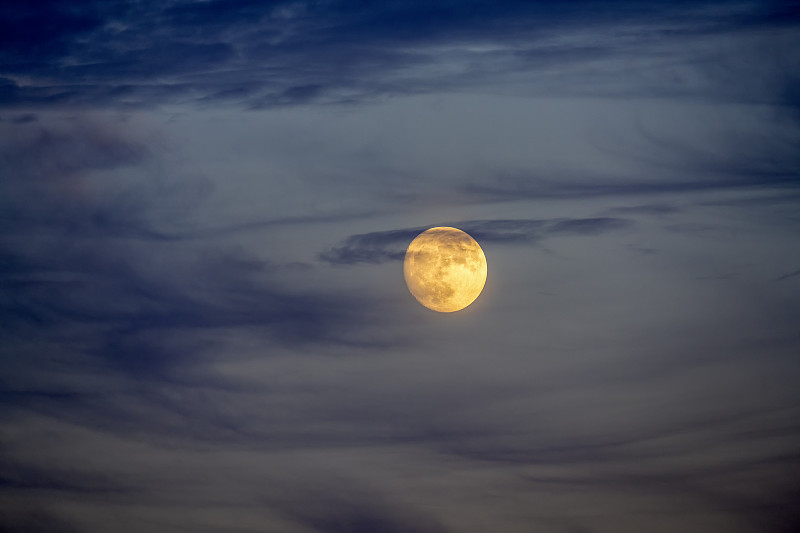 中无节夜空夜晚天空月亮圆月满月多云彩自然风光图片下载