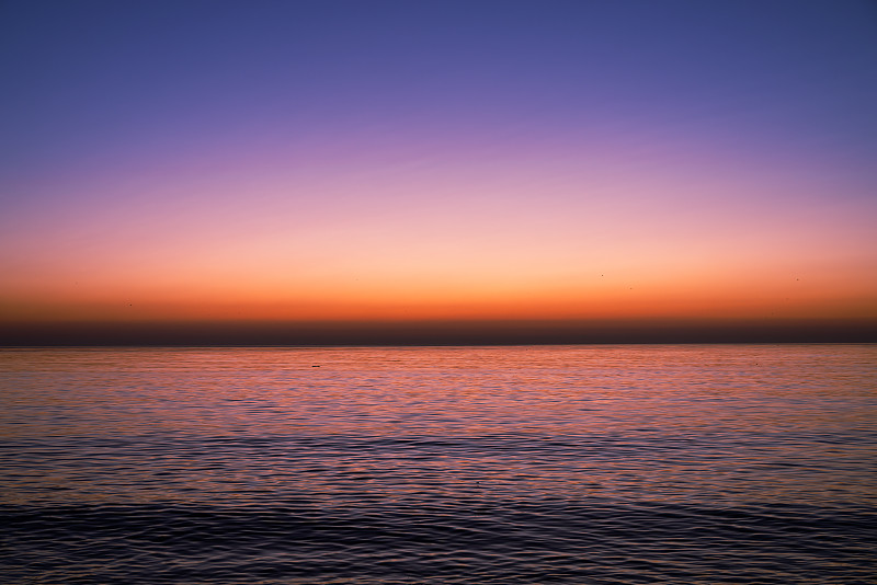 日落时海景映衬着戏剧性的天空图片下载