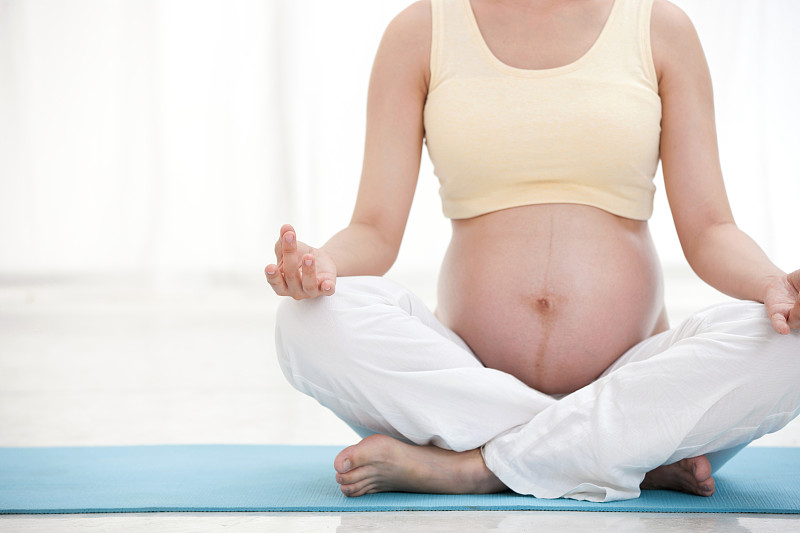 孕妇做瑜伽图片下载