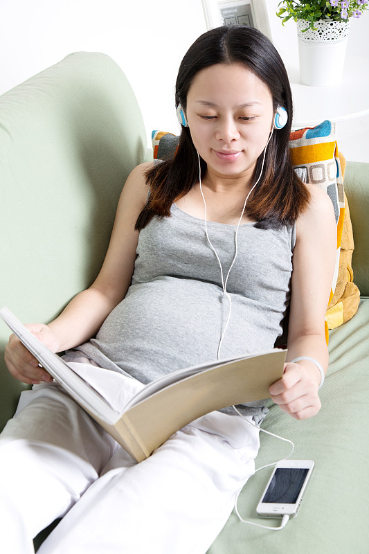 孕妇在看书图片下载