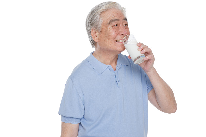 一个老年男人在喝牛奶图片下载
