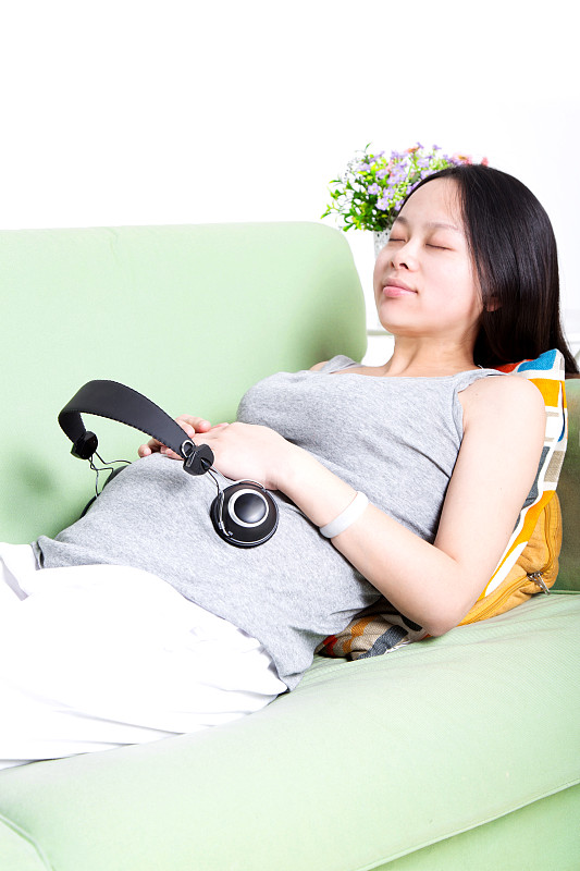 孕妇把耳机放在肚子上图片下载