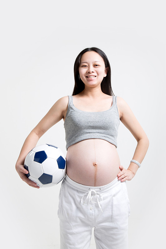 孕妇拿着足球图片下载