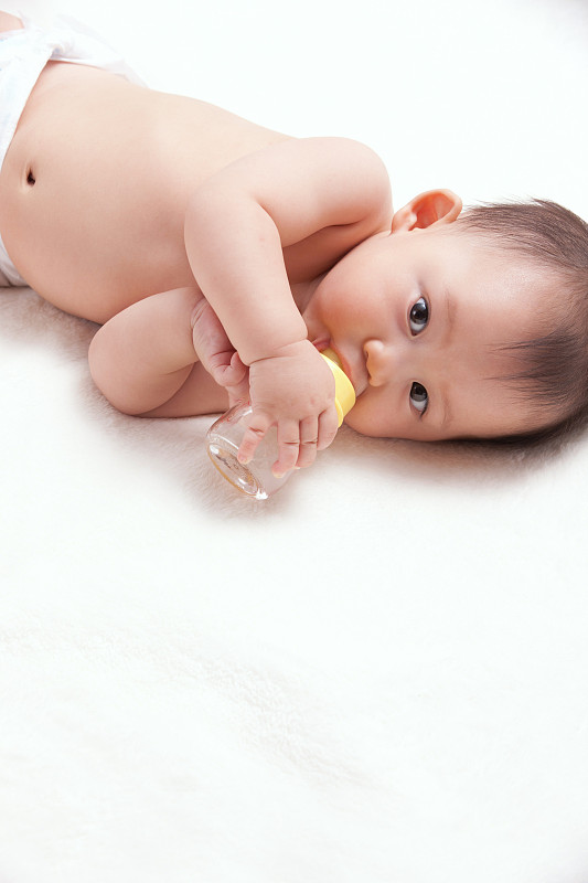 一个婴儿躺着喝奶图片下载