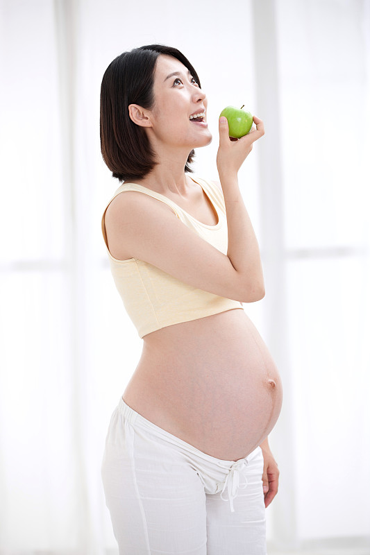 孕妇吃苹果图片下载