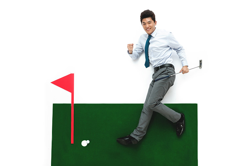 青年商务男士打高尔夫球图片素材