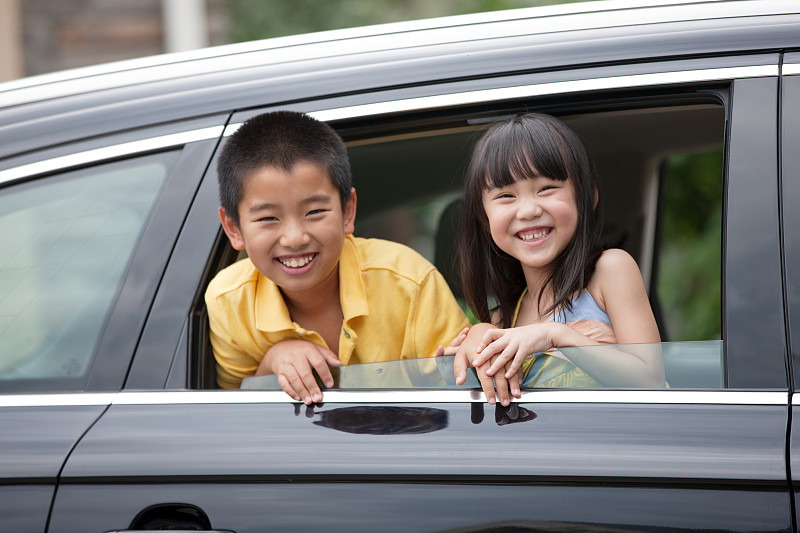 快乐儿童坐在汽车里图片素材
