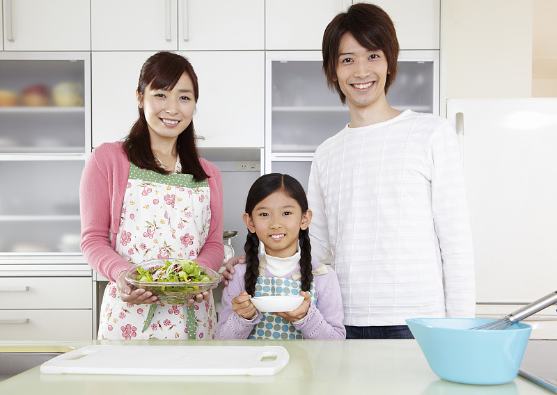 父母和女儿在厨房里图片下载