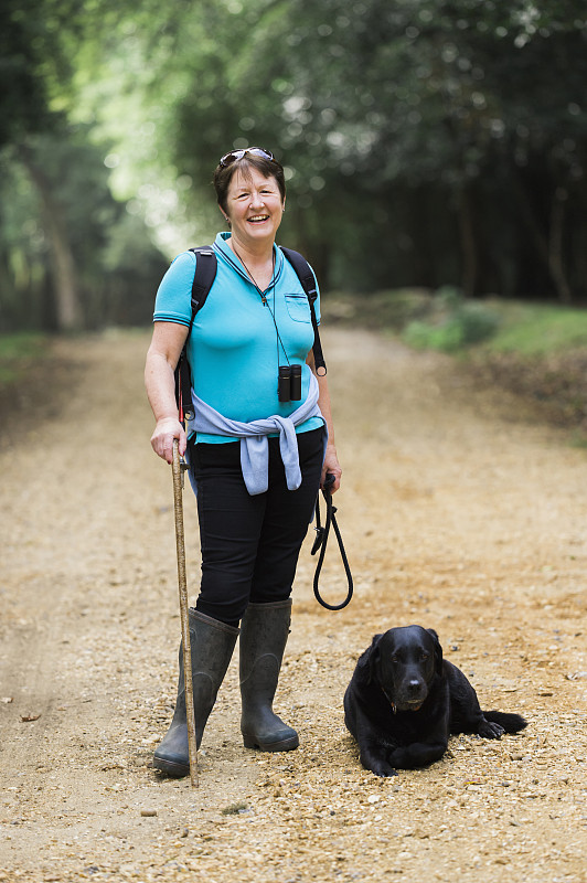 女徒步旅行者和她的狗。图片下载