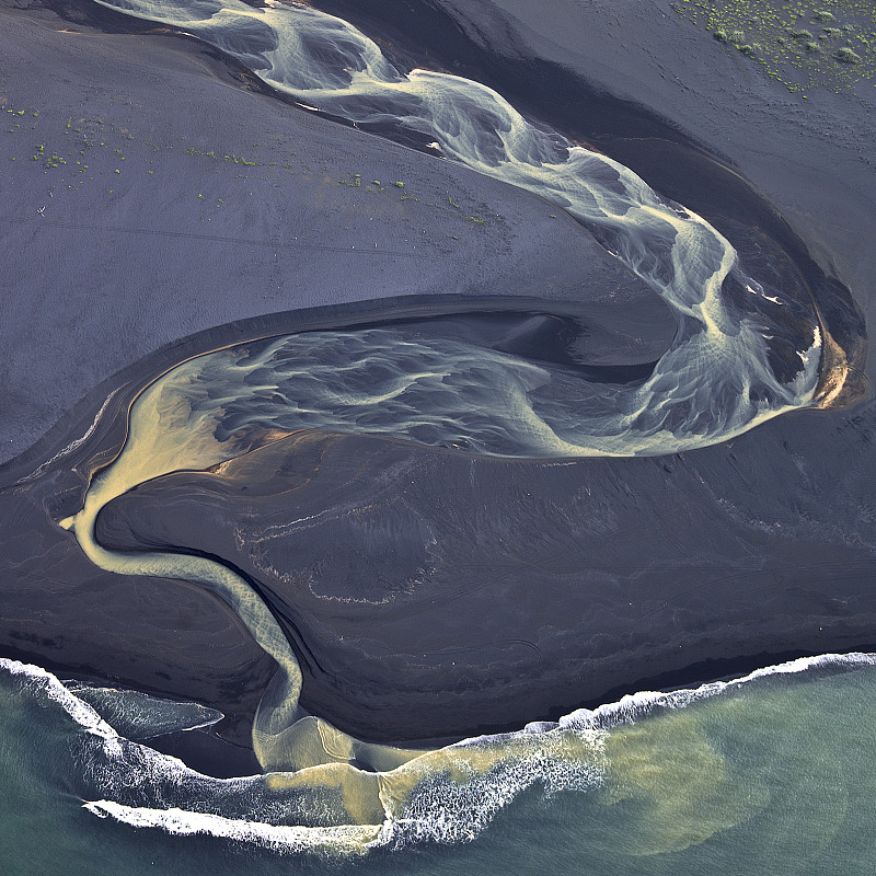 冰岛的火山在河中突出图片下载